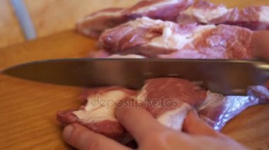 Taze et çiğ et kesme bir mutfak masa üzerinde et kesme, kesme eller