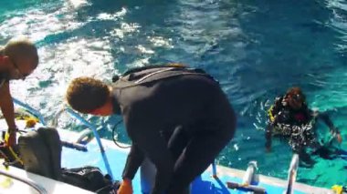 Tekne Red sea, Mısır içine atlamak için tüplü dalgıçlar Getting hazır