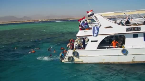Barco de buceo con turistas cerca del arrecife en el Mar Rojo, en la Península del Sinaí, Egipto — Vídeos de Stock