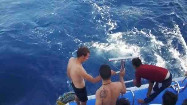 Pesca en el Mar Rojo con el barco de excursión en movimiento, Egipto — Vídeos de Stock