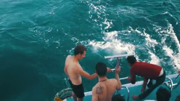 Wędkowanie w Morzu Czerwonym z wycieczka statkiem w ruchu, Egipt — Wideo stockowe