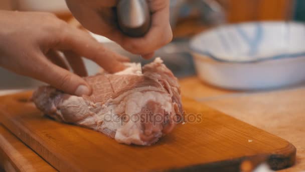 Mulher Chef joga carne fatiada em uma placa de corte na cozinha em casa — Vídeo de Stock