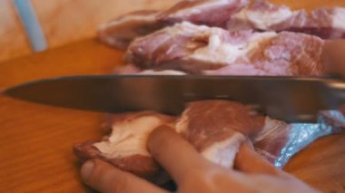 Kadın Şef atar ev mutfakta bir kesme tahtası üzerinde et dilimlenmiş