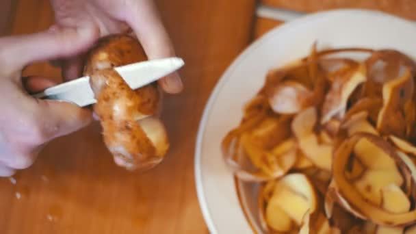 Pulizia delle patate nella cucina di casa — Video Stock