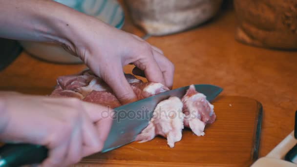 家庭の台所でまな板の上の女性シェフ スロー スライス肉 — ストック動画