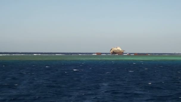 Naufragio cerca del arrecife en el Mar Rojo, Egipto — Vídeo de stock