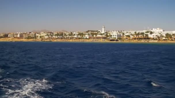 Boottocht op de pleziervaartuigen in de rode zee met uitzicht op de kust schiereiland Sinaï, Egypte — Stockvideo