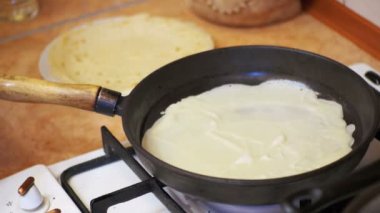 Hamur krep yemek, kek ev mutfak sıcak tava üzerinde düz