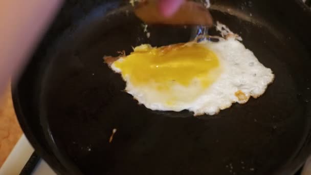 Cocinar huevos en una sartén en la cocina casera — Vídeo de stock