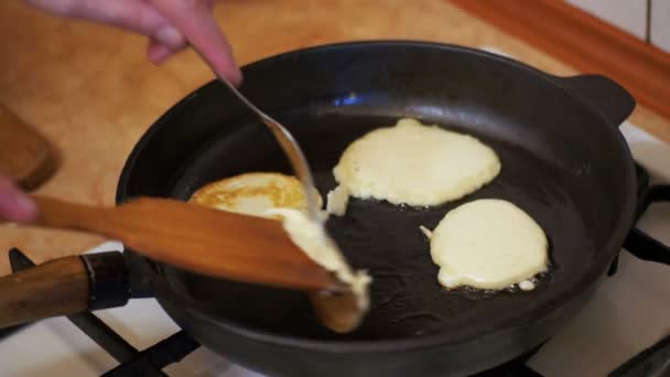 家庭の台所でフライパンでパンケーキ、クレープ、Flapjack を作る — ストック動画