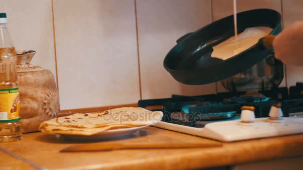 Elaboración de los panqueques de masa, tortas planas en la sartén caliente en la cocina casera — Vídeos de Stock