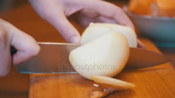 Donna Mani con Coltello Tagliare la Cipolla sul bordo della cucina in cucina domestica — Video Stock