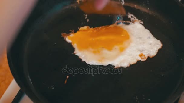 在家里的厨房里，用平锅烹饪鸡蛋 — 图库视频影像
