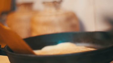 Hamur krep yemek, kek ev mutfak sıcak tava üzerinde düz