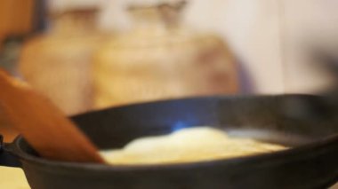 Ev mutfak sıcak tava üzerinde düz kek hamur krep yapmak,