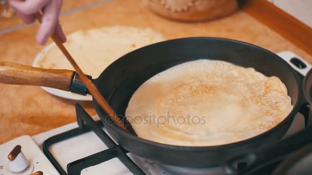 Elaboración de los panqueques de masa, tortas planas en la sartén caliente en la cocina casera — Vídeos de Stock