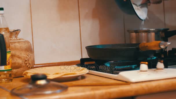 Příprava jídla proces v pánvi na sporáku v domácí kuchyni — Stock video