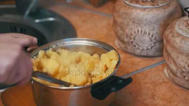 Purê de batatas em uma panela na cozinha doméstica — Vídeo de Stock