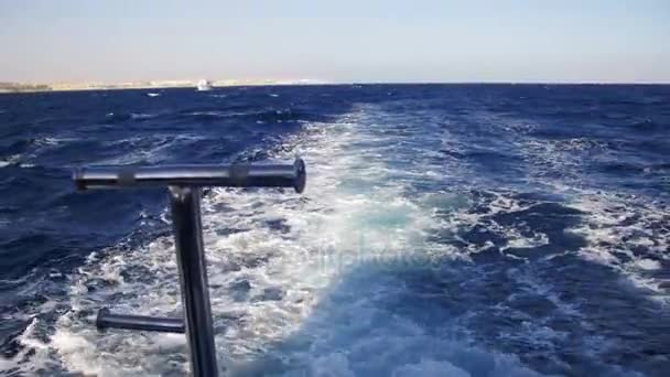 Båten är flytande på vågorna och lämnar ett spår i Röda havet — Stockvideo