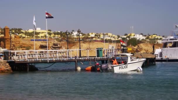 Barco a motor de la policía marina en el muelle en el Mar Rojo, Egipto — Vídeo de stock