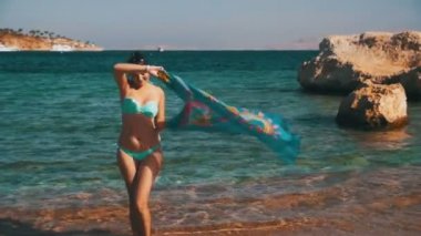 Ağır çekimde yaz sahilde yürüyüş eşarp ile mutlu kadın