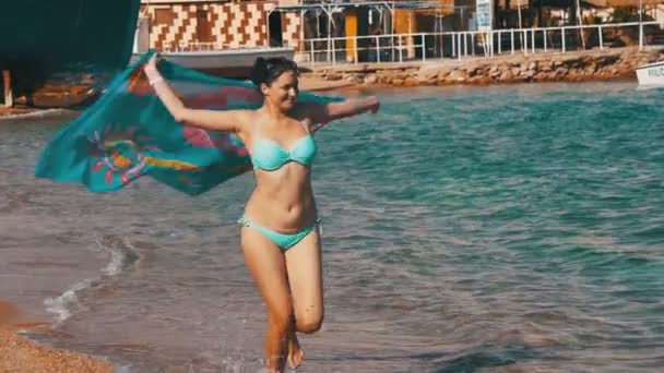 Lycklig kvinna med halsduk promenerar på sommaren stranden i Slow Motion — Stockvideo