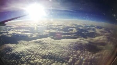 Bulutlar güneş arka plan üzerinde Jet uçak pencereden gördüm