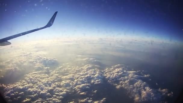 Hava yoluyla seyahat. Uçak penceresinden görünümü — Stok video