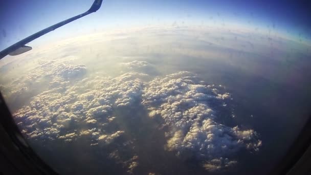 Viaggiare in aereo. Vista attraverso la finestra dell'aereo — Video Stock