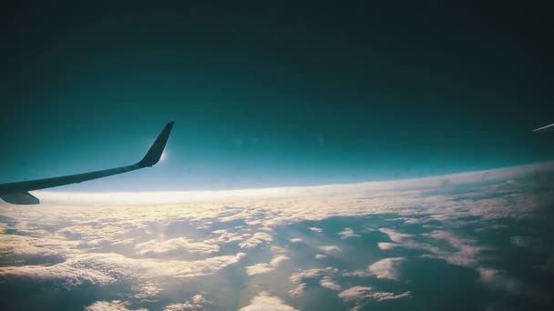 Nuages vus à travers la fenêtre de l'avion à réaction — Video