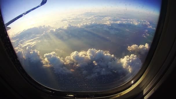 Viajando por aire. Vista a través de ventana del avión — Vídeos de Stock