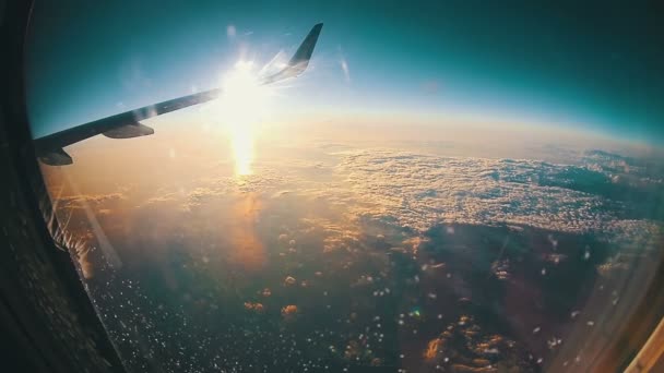 Mraky, které vidět skrze okna Letadlo na pozadí slunce — Stock video