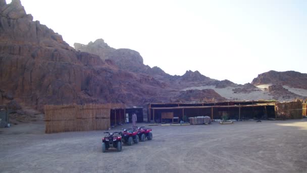 Quads turísticos Bicicleta para una excursión de safari en el desierto de Egipto y asentamientos beduinos — Vídeo de stock