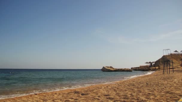 Egipto, Playa de arena del Mar Rojo y las olas del mar en la costa — Vídeos de Stock