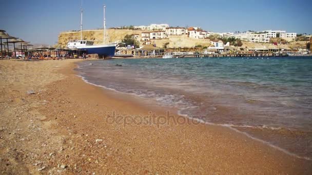 Egypt, Sandy Beach of the Red Sea and the Sea waves on the Shoreline in Slow Motion — Stock Video