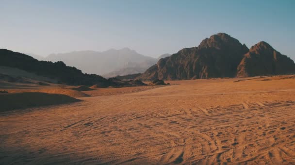 Poušť v Egyptě, písek a hory, panoramatický pohled — Stock video