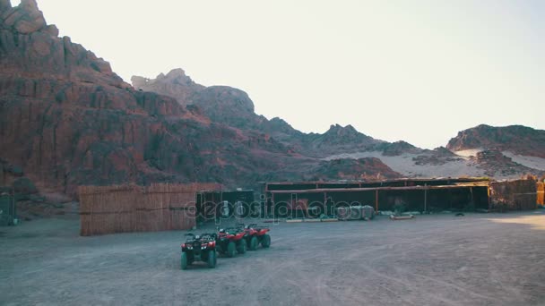 Egy szafari kirándulás az egyiptomi sivatagban és a beduin település turisztikai quad Bike — Stock videók