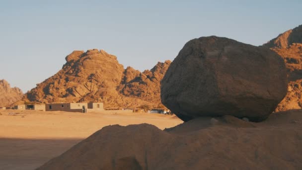 Öknen i Egypten, Sand, berg och beduinska bosättningar — Stockvideo