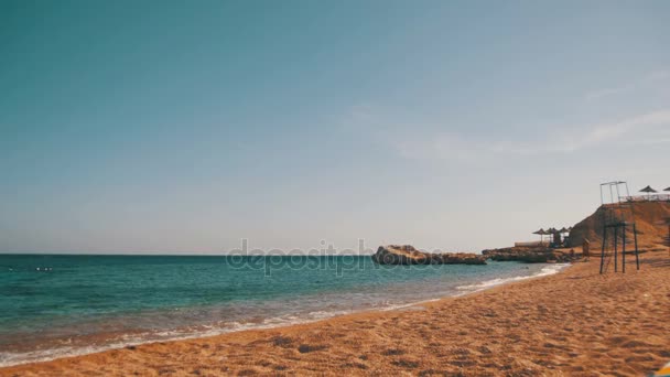 Egypten, Sandy Beach över Röda havet och havet vågor på strandlinjen — Stockvideo