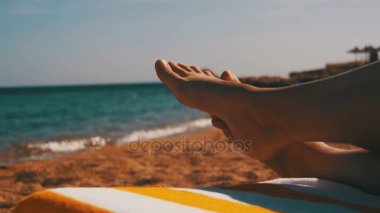 Bacaklar kadın yalan plaj güneşlenme denize yakın Tarih