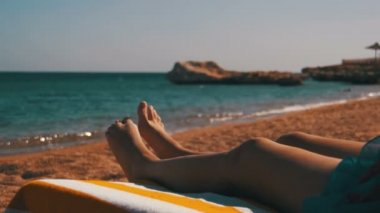 Bacaklar kadın yalan üzerinde plaj güneşlenme yakınındaki Red Sea, Mısır