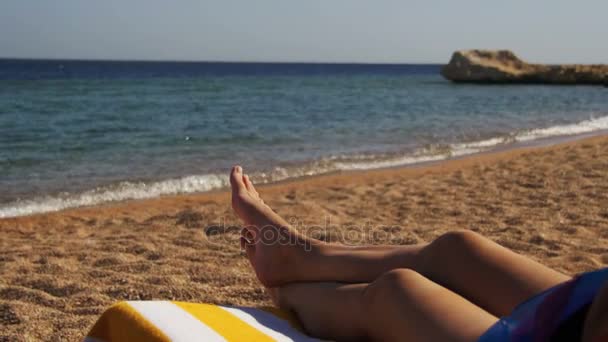 Nohy žena ležící na lehátku na pláži u Rudého moře, Egypt — Stock video