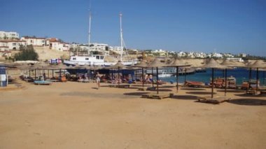 Mısır, şemsiye, şezlong Kızıldeniz ile boş Sunny Beach