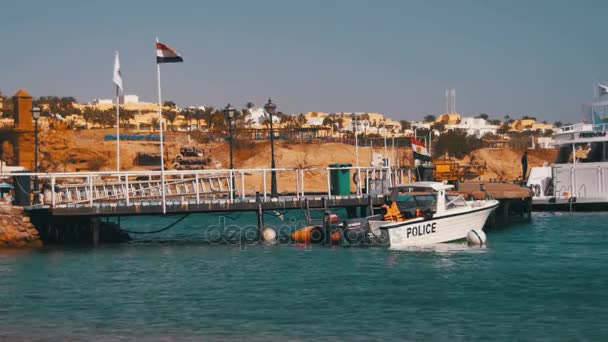 Motorboot der Küstenwache am Pier im Roten Meer, Ägypten — Stockvideo