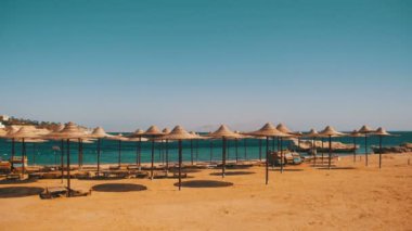 Mısır, şemsiye, şezlong Kızıldeniz ile boş Sunny Beach