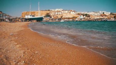 Mısır, Kızıl Deniz ve kıyı yavaş hareket üzerinde dalgalar deniz Sandy Beach