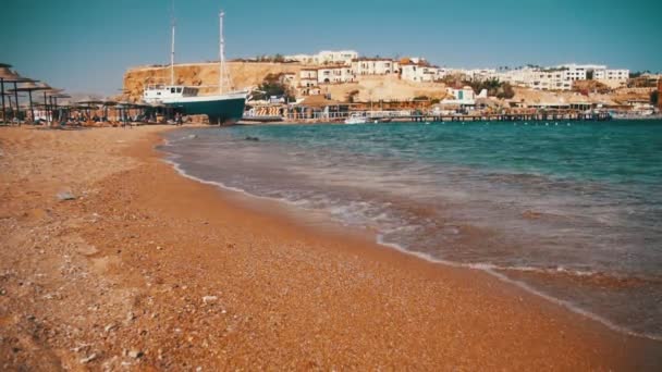 Egypten, Sandy Beach över Röda havet och havet vågor på strandlinjen i Slow Motion — Stockvideo