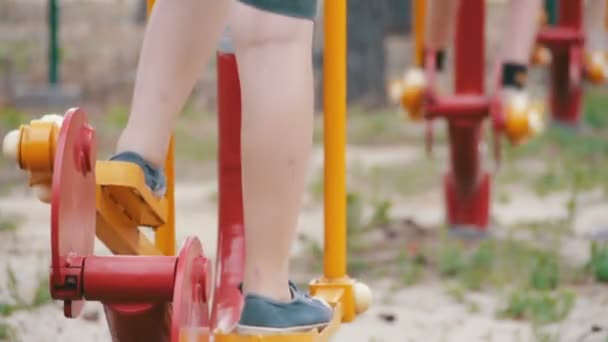 Equipo de fitness para niños en la calle — Vídeo de stock