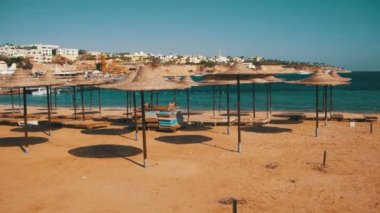 Mısır, şemsiye, şezlong Kızıldeniz ile boş Sunny Beach