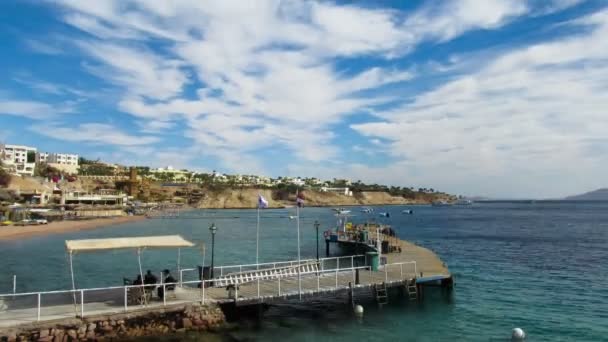 Strand in Ägypten. Resort in rotem Meer Küste und Pier. Zeitraffer — Stockvideo